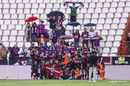 El Eibar celebra con sus aficionados la victoria en Albacete.
