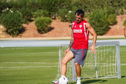 Mano dura del Almería con Álex Sola tras el accidente de tráfico.