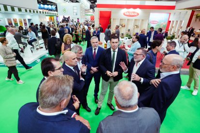 La delegación de Diputación durante uno de los encuentros mantenidos en ‘Fruit Attraction’.