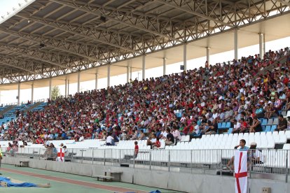 Costaba mucho llenar la grada de preferencia, con muchos huecos en los laterales.
