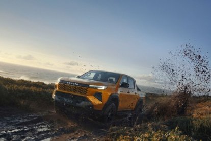 El precio de Hilux Hybrid 48V arranca desde 45.000 €, mientras que Hilux BEV parte de 50.000 €, también en acabado GX.