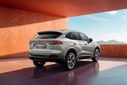 El MG HS Hybrid+ combina una potencia combinada de 165 kW (225 CV) y unas elevadas prestaciones.