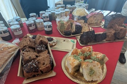 Degustación de productos en la presentación del cartel del I Concurso de Roscones de Reyes de Almería.