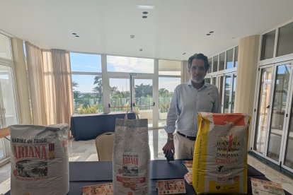 Degustación de productos en la presentación del cartel del I Concurso de Roscones de Reyes de Almería.