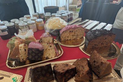 Degustación de productos en la presentación del cartel del I Concurso de Roscones de Reyes de Almería.