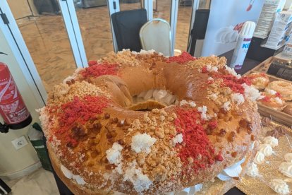 Degustación de productos en la presentación del cartel del I Concurso de Roscones de Reyes de Almería.