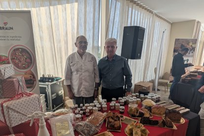 Degustación de productos en la presentación del cartel del I Concurso de Roscones de Reyes de Almería.