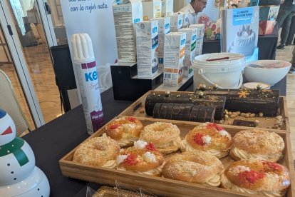 Degustación de productos en la presentación del cartel del I Concurso de Roscones de Reyes de Almería.