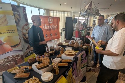 Degustación de productos en la presentación del cartel del I Concurso de Roscones de Reyes de Almería.