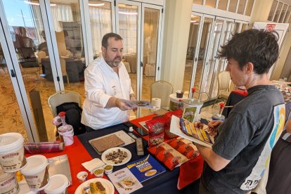 Degustación de productos en la presentación del cartel del I Concurso de Roscones de Reyes de Almería.