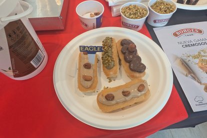 Degustación de productos en la presentación del cartel del I Concurso de Roscones de Reyes de Almería.