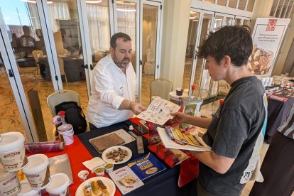 Degustación de productos en la presentación del cartel del I Concurso de Roscones de Reyes de Almería.