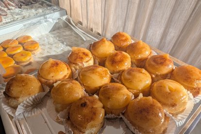 Degustación de productos en la presentación del cartel del I Concurso de Roscones de Reyes de Almería.