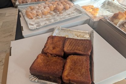 Degustación de productos en la presentación del cartel del I Concurso de Roscones de Reyes de Almería.