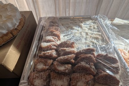 Degustación de productos en la presentación del cartel del I Concurso de Roscones de Reyes de Almería.