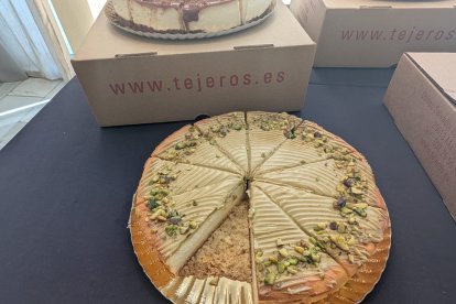 Degustación de productos en la presentación del cartel del I Concurso de Roscones de Reyes de Almería.
