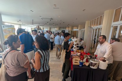 Degustación de productos en la presentación del cartel del I Concurso de Roscones de Reyes de Almería.