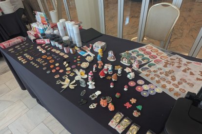 Degustación de productos en la presentación del cartel del I Concurso de Roscones de Reyes de Almería.