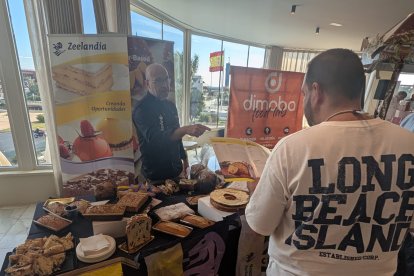 Degustación de productos en la presentación del cartel del I Concurso de Roscones de Reyes de Almería.