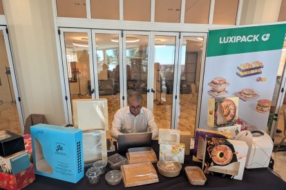 Degustación de productos en la presentación del cartel del I Concurso de Roscones de Reyes de Almería.