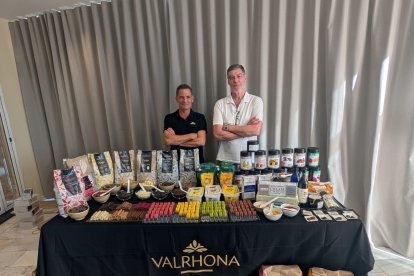 Degustación de productos en la presentación del cartel del I Concurso de Roscones de Reyes de Almería.