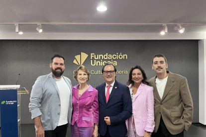 Los periodistas galardonados Nacho Calle y Sergio Sangiao, la escritora Asunción Valdés, José Manuel Bretones, presidente de la Asociación de la Prensa de Almería y Rosalía Mayor, miembro del jurado