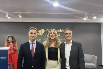 Sandro Soler, concejal de Turismo, Ana Trigueros, concejala de Comercio y Amos García, delegado de Empleo de la Junta de Andalucía
