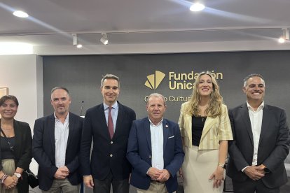 Sandro Soler, concejal de Turismo, Ana Trigueros, concejala de Comercio, Amos García, delegado de Empleo de la Junta, Jerónimo Parra, presidente de la Cámara de Comercio de Almería, el teniente coronel Manuel Ruiz y Lorena Nieto, diputada de Igualdad