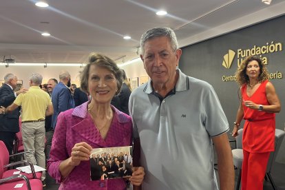 Asunción Valdés junto a su amigo periodista Miguel Martín