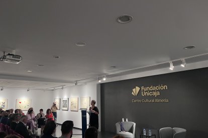 Los oyentes escuchan la biografía de Carmen de Burgos