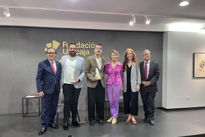 Fotografía de familia tras hacer entrega del premio
