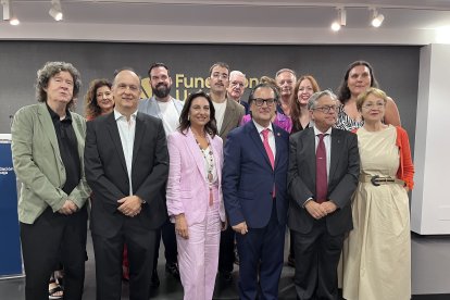 Fotografía de familia tras hacer entrega del premio