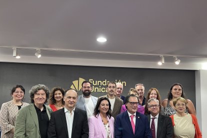 Fotografía de familia tras hacer entrega del premio
