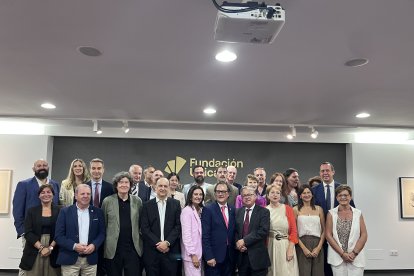 Fotografía de familia tras hacer entrega del premio