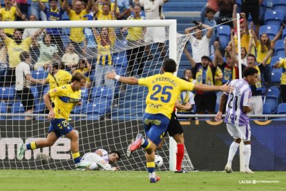 El delantero almeriense se abre paso en un ataque de talla internacional.