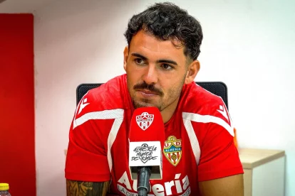 Álex Sola en la radio del Almería en su última entrevista.
