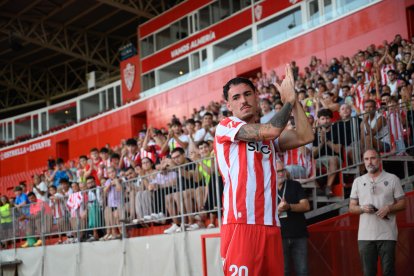 Sola aplaude a una afición que desea verlo triunfar con la rojiblanca.