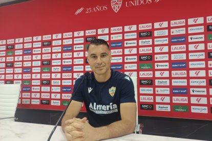 Andrés Fernández con LA VOZ y Cadena SER en la sala de prensa del Estadio de los Juegos Mediterráneos.