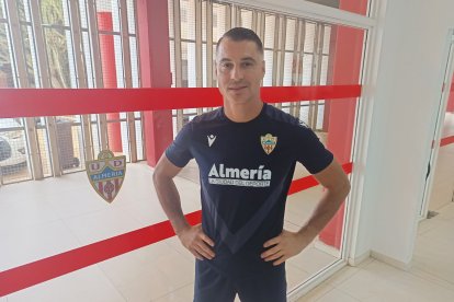Andrés Fernández con LA VOZ y Cadena SER en uno de los pasillos del Estadio de los Juegos Mediterráneos.