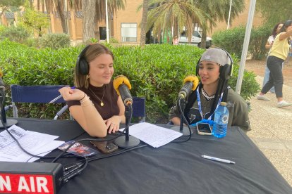 Ikran El Yandouzi, presidenta del Consejo de Estudiantes, junto a la presentadora, Sara Ruiz.