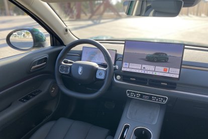 Interior minimalista y de calidad con gran pantalla