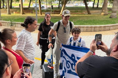 Morata estuvo muy cercano a la afición en la llegada del CD Leganés a Almería.