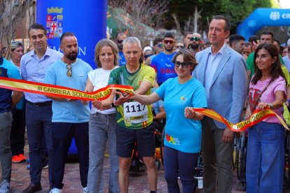 Mónica López, presidenta de Astea Almería, cortando la cinta de la carrera.