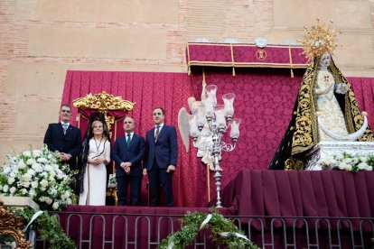 Autoridades presentes durante la conmemoración de la coronación de la Virgen de las Angustias de Vera.