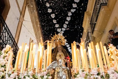 La imagen de la Virgen de las Angustias con la nueva corona durante un momento de su recorrido en procesión.