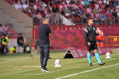 García Pimienta en la banda del Estadio de los Juegos Mediterráneos.