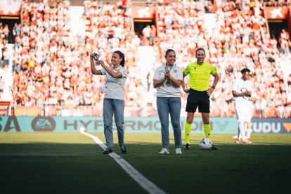 Jessi y Paqui Campoy celebrando en el Mediterráneo el Campeonato de Europa.