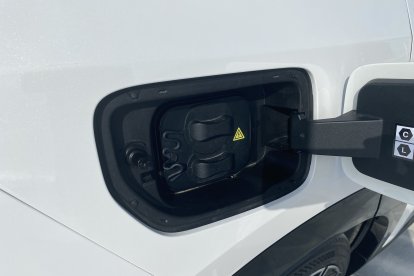 Ofrece carga ultrarapida y función V2L para cargar equipos exteriores
