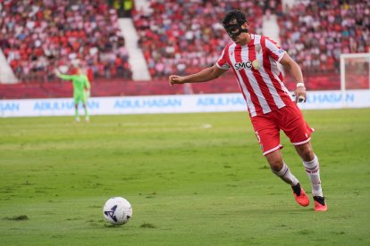 Pimienta compite con dos jugadores enmascarados: Chumi y Álex Muñoz.