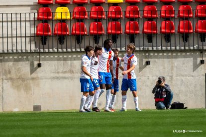 Celebrando con los compañeros un gol que sería el de la victoria.